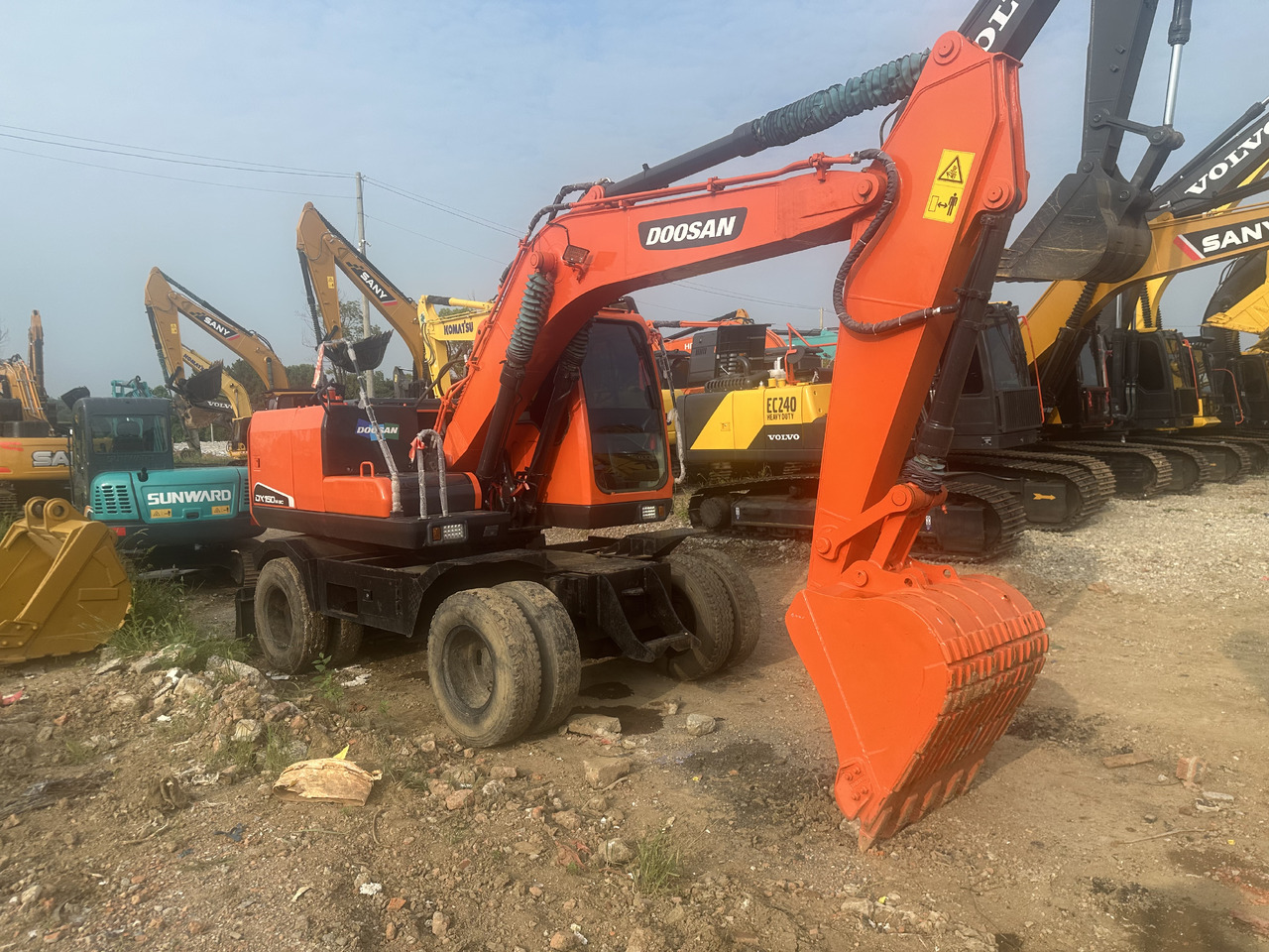 Doosan DX150W-9C - 轮式挖掘机:图2 Doosan DX150W-9C - 轮式挖掘机:图2