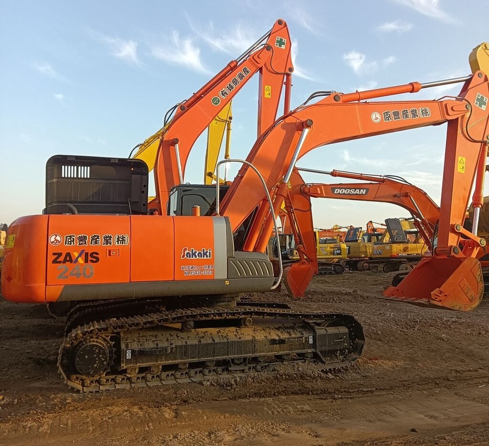 Hitachi ZX240 - 履带式挖掘机:图1 Hitachi ZX240 - 履带式挖掘机:图1