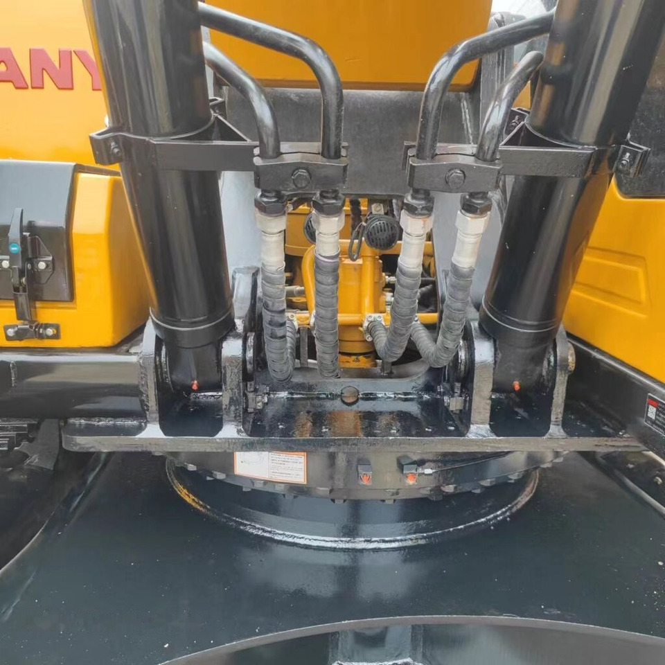 Sany SY215C - 履带式挖掘机:图1 Sany SY215C - 履带式挖掘机:图1