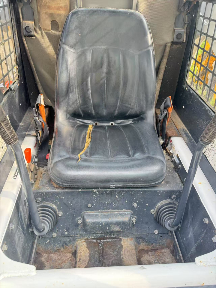 BOBCAT S300 - 反铲装载机:图5 BOBCAT S300 - 反铲装载机:图5