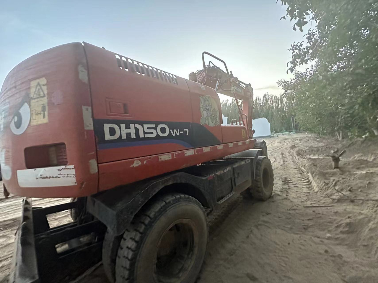 DOOSAN DH150W-7 - 轮式挖掘机:图2 DOOSAN DH150W-7 - 轮式挖掘机:图2