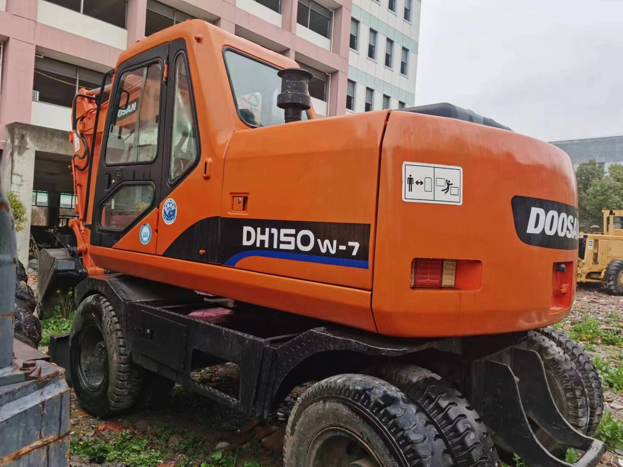 DOOSAN DH150W-7 - 轮式挖掘机:图2 DOOSAN DH150W-7 - 轮式挖掘机:图2