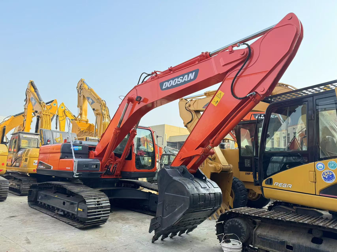 DOOSAN DX225 - 履带式挖掘机:图1 DOOSAN DX225 - 履带式挖掘机:图1