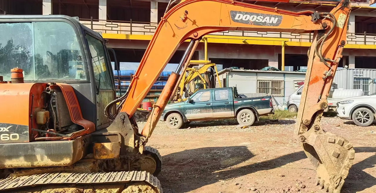 DOOSAN dx60 - 小型挖掘机:图2 DOOSAN dx60 - 小型挖掘机:图2