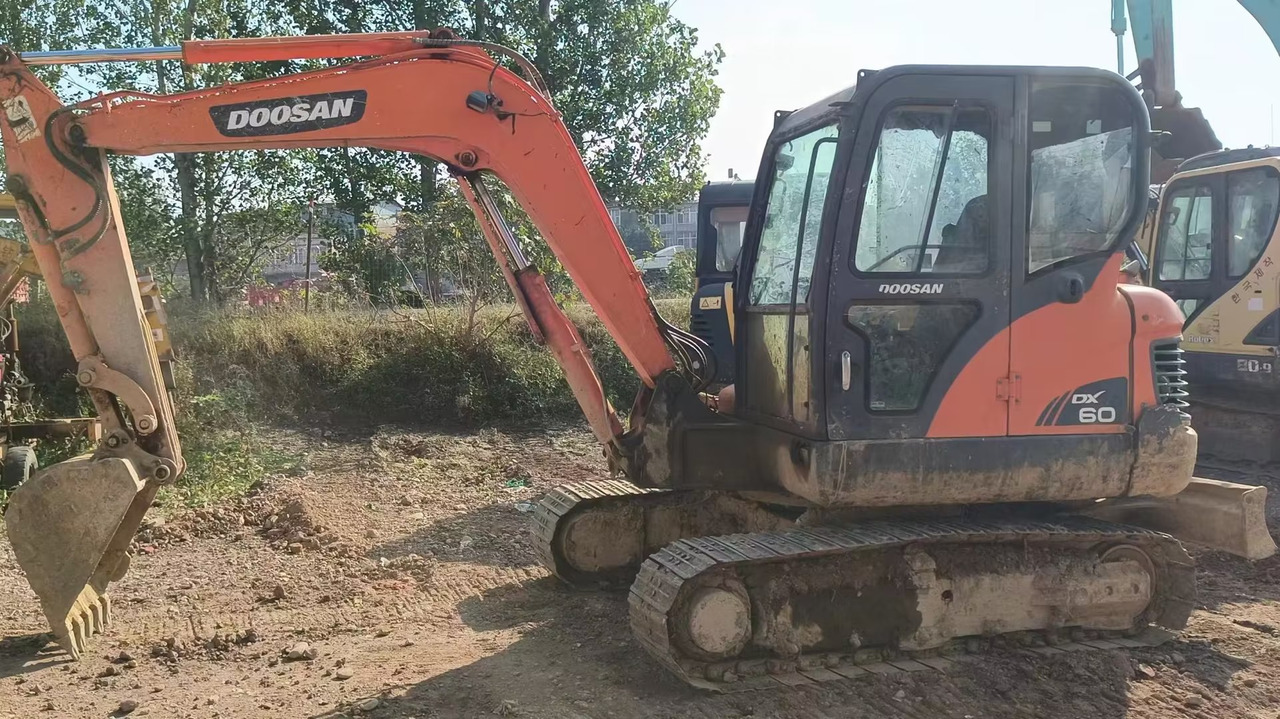 DOOSAN dx60 - 小型挖掘机:图1 DOOSAN dx60 - 小型挖掘机:图1