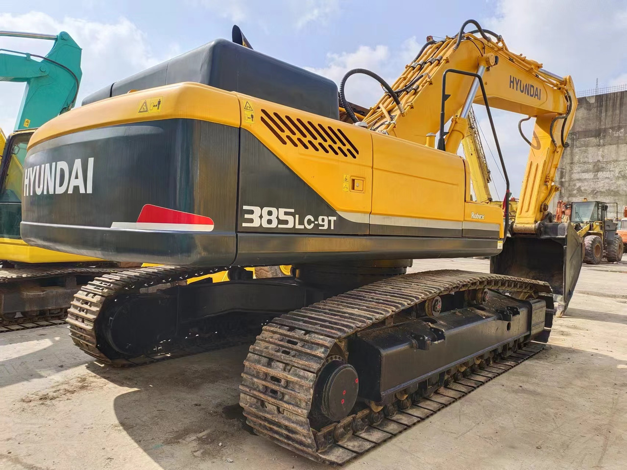 HYUNDAI R385LC-9T R305 R220 - 履带式挖掘机:图1 HYUNDAI R385LC-9T R305 R220 - 履带式挖掘机:图1