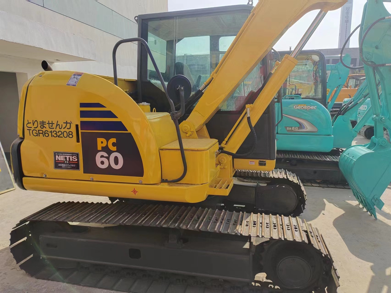 KOBELCO PC60 PC60-8 - 小型挖掘机:图3 KOBELCO PC60 PC60-8 - 小型挖掘机:图3