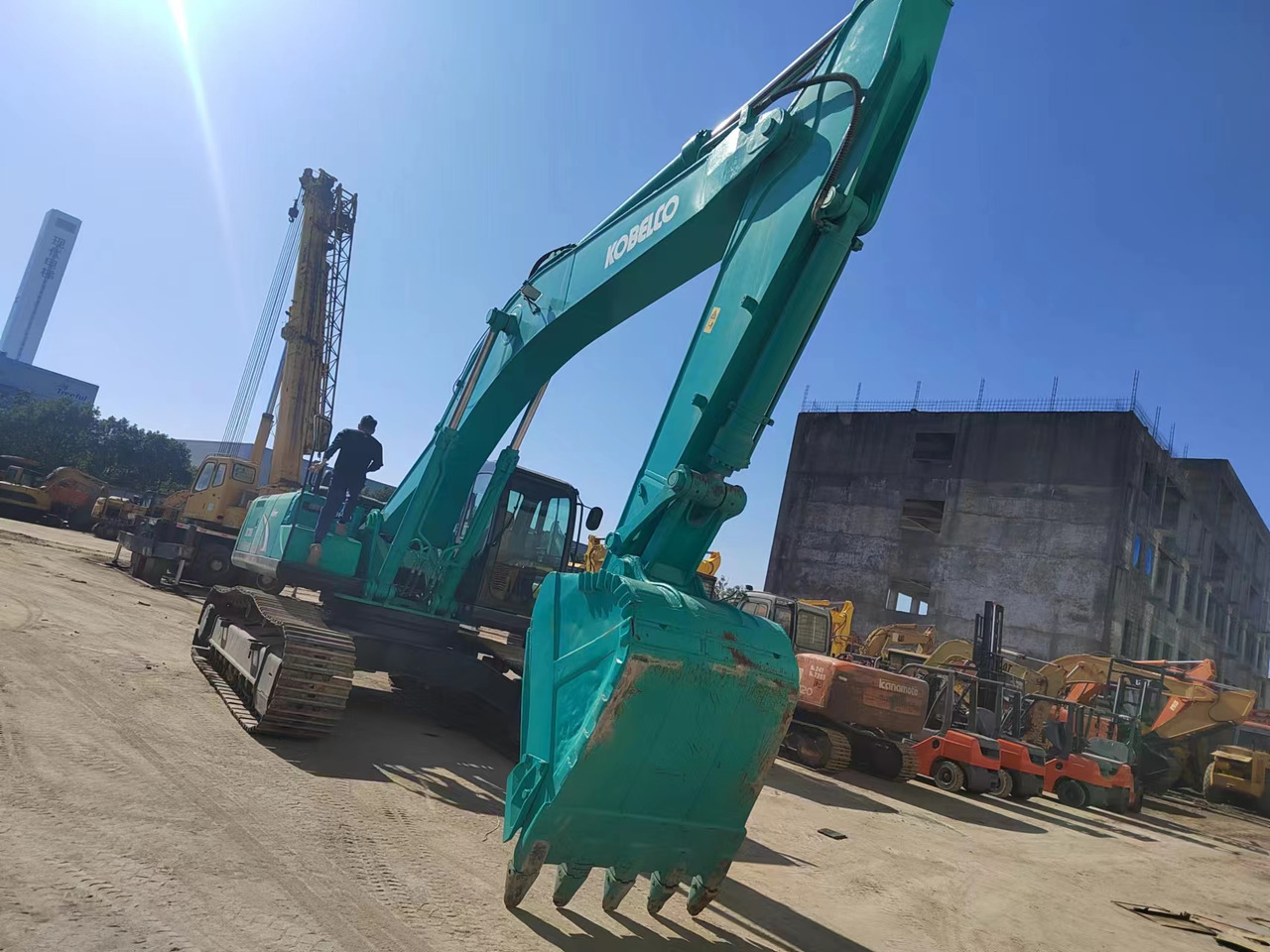 KOBELCO SK350LC-8 - 履带式挖掘机:图1 KOBELCO SK350LC-8 - 履带式挖掘机:图1