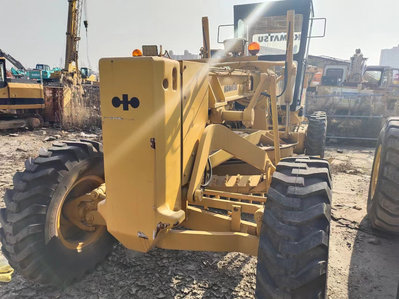 KOMATSU GD825A - 平路机:图1 KOMATSU GD825A - 平路机:图1