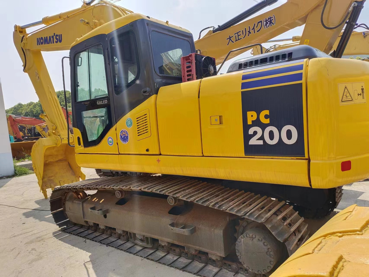 KOMATSU PC200-7 PC200 - 履带式挖掘机:图1 KOMATSU PC200-7 PC200 - 履带式挖掘机:图1