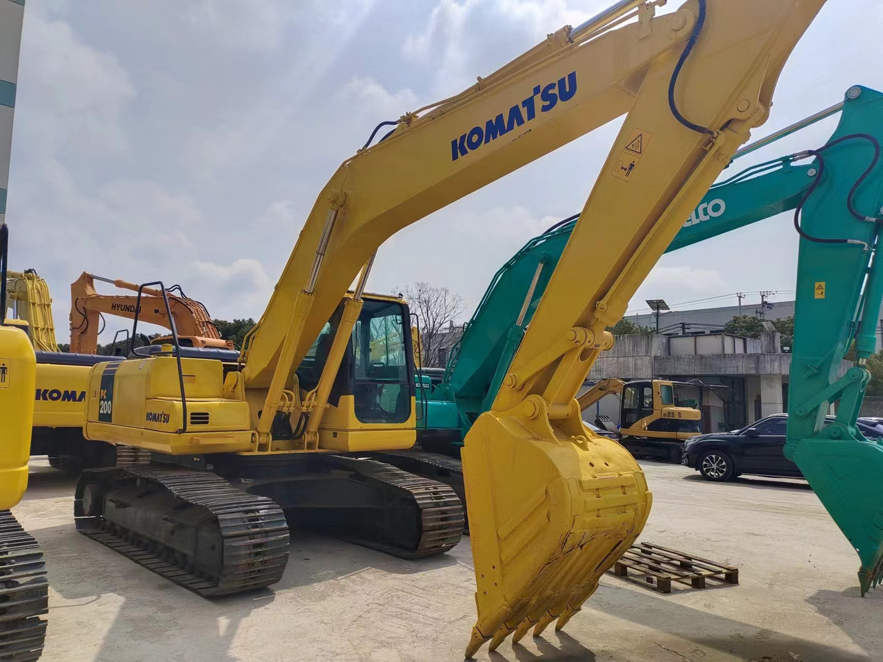 KOMATSU PC200-7 - 履带式挖掘机:图1 KOMATSU PC200-7 - 履带式挖掘机:图1