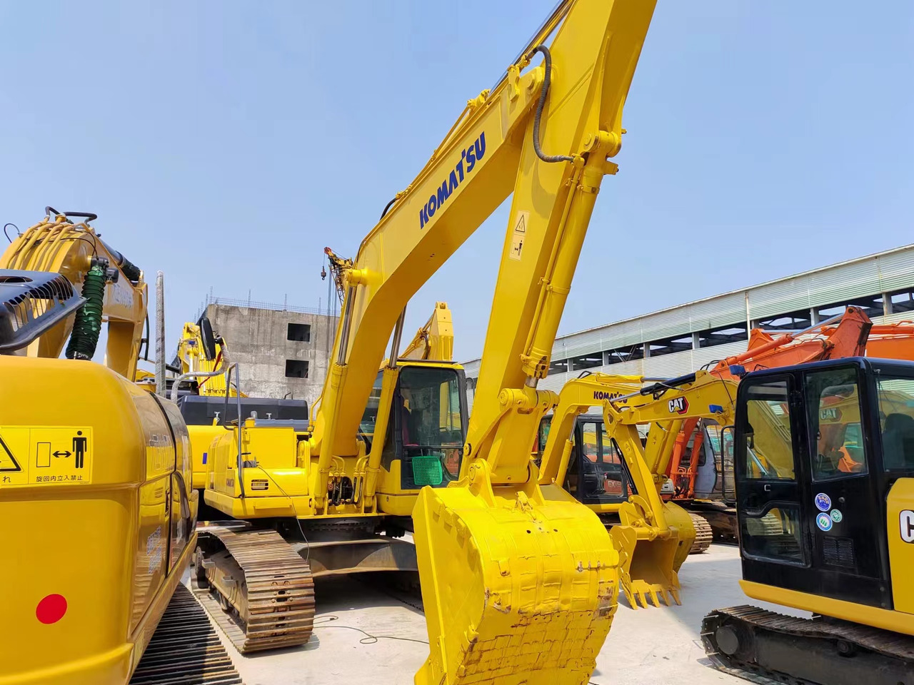 KOMATSU PC200-7 - 履带式挖掘机:图1 KOMATSU PC200-7 - 履带式挖掘机:图1