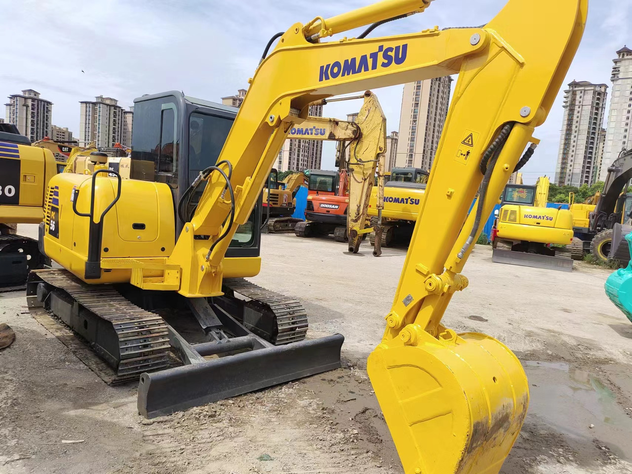KOMATSU PC56 komatsu mini excavator PC55 PC60 - 小型挖掘机:图1 KOMATSU PC56 komatsu mini excavator PC55 PC60 - 小型挖掘机:图1