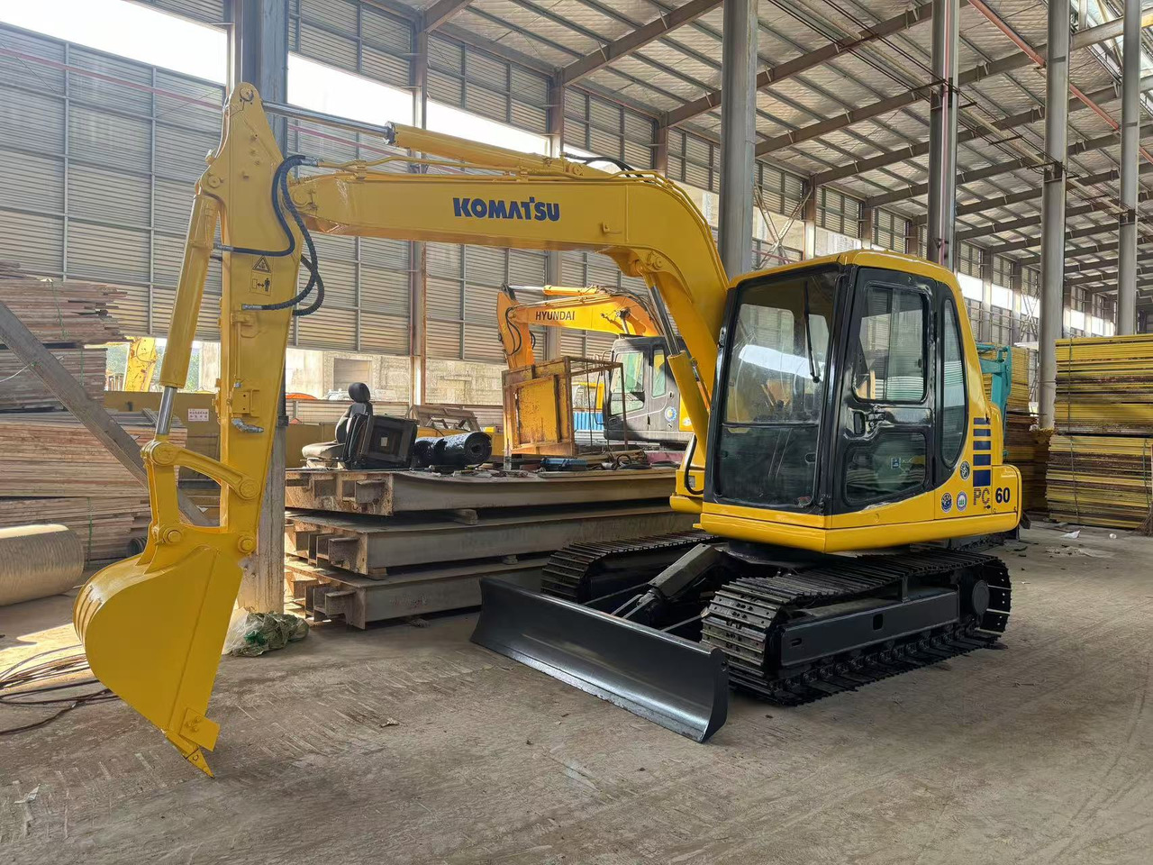 KOMATSU PC60-7 PC60 - 小型挖掘机:图1 KOMATSU PC60-7 PC60 - 小型挖掘机:图1