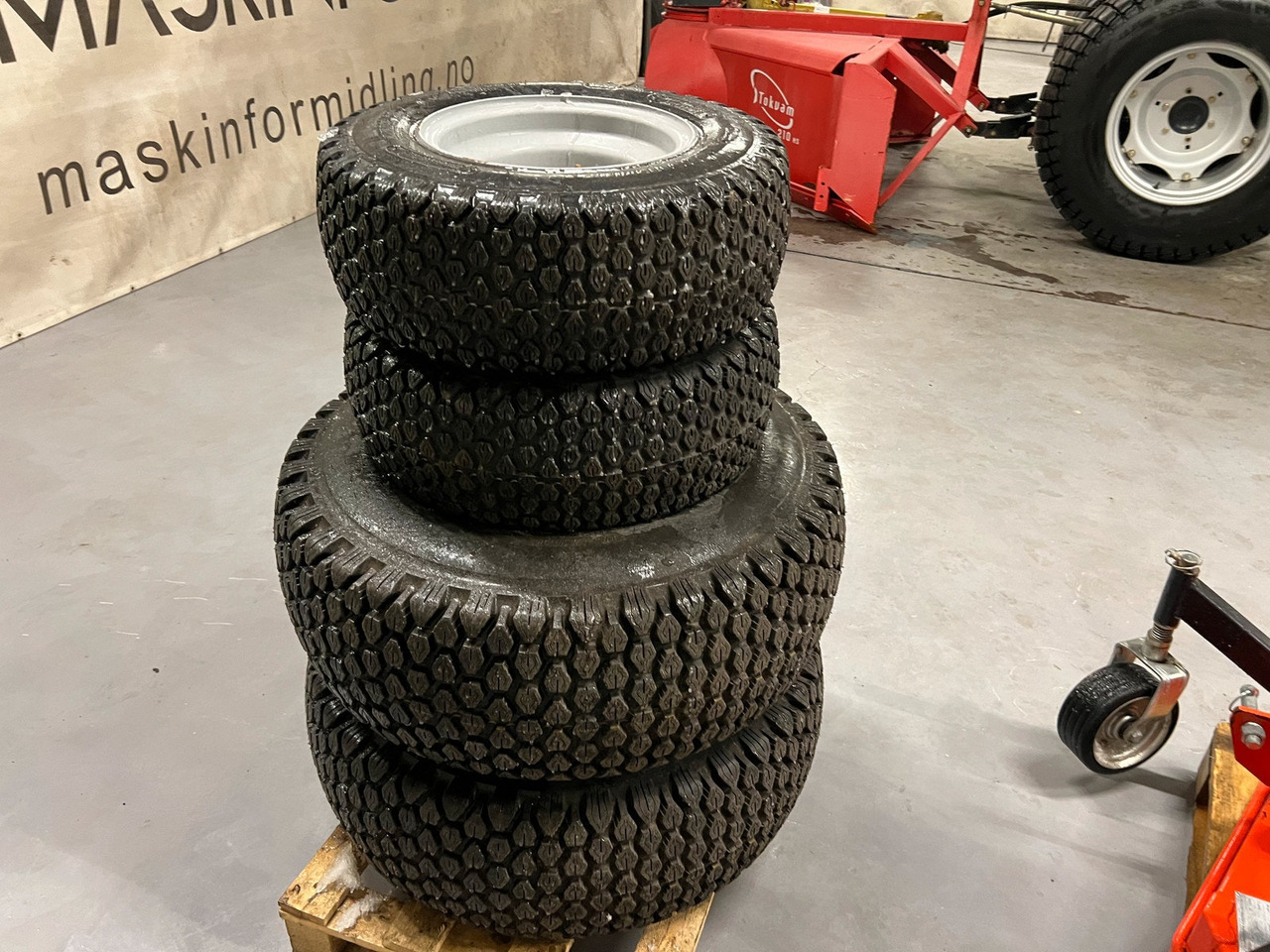 Dekk passer Massey Ferguson 1525 - 车轮 适用于 农业机械:图1 Dekk passer Massey Ferguson 1525 - 车轮 适用于 农业机械:图1