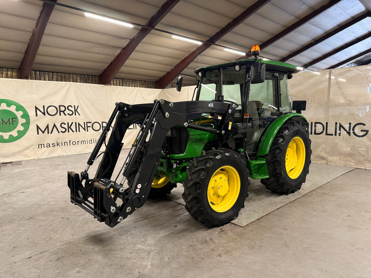 John Deere 5075E - 拖拉机:图1 John Deere 5075E - 拖拉机:图1