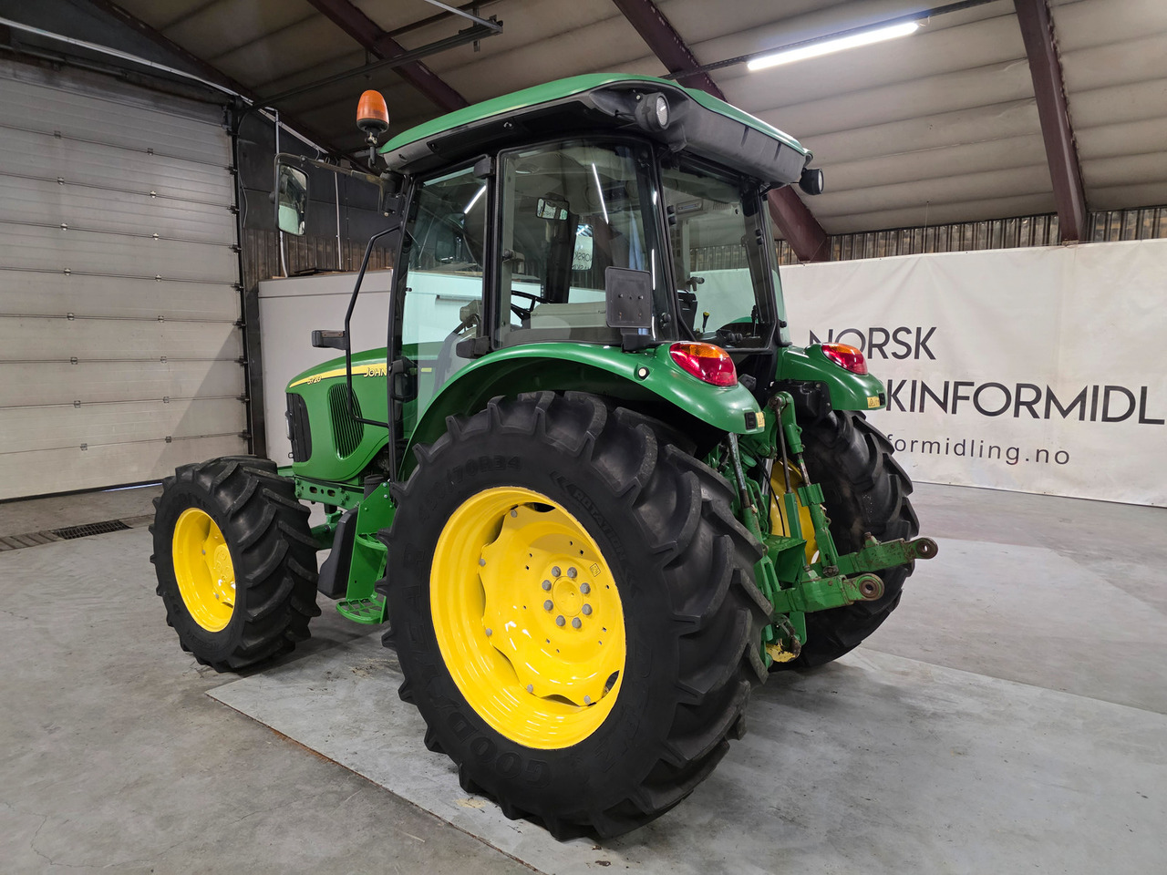 John Deere 5720 - 拖拉机:图4 John Deere 5720 - 拖拉机:图4