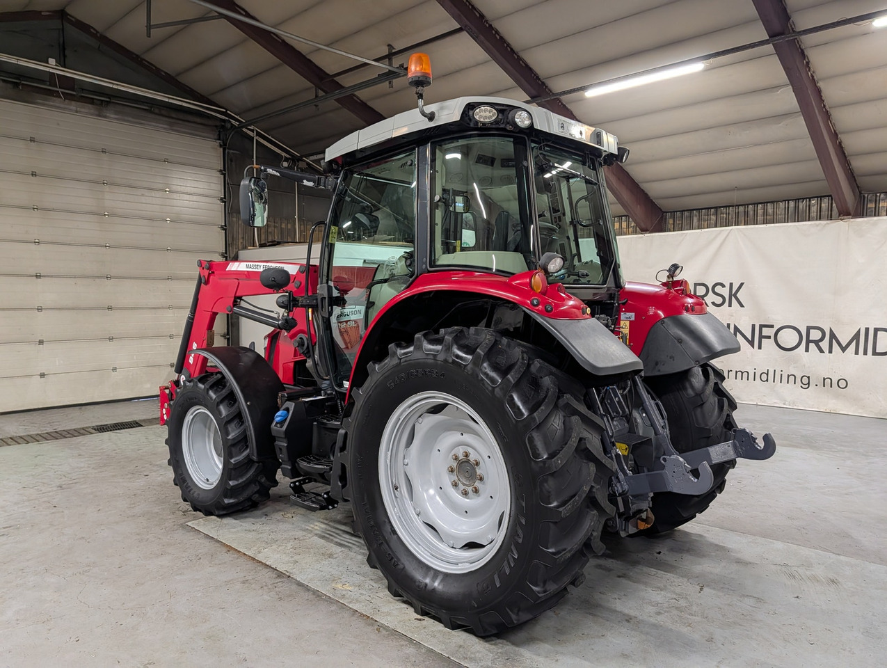Massey Ferguson 5712SL - 拖拉机:图3 Massey Ferguson 5712SL - 拖拉机:图3