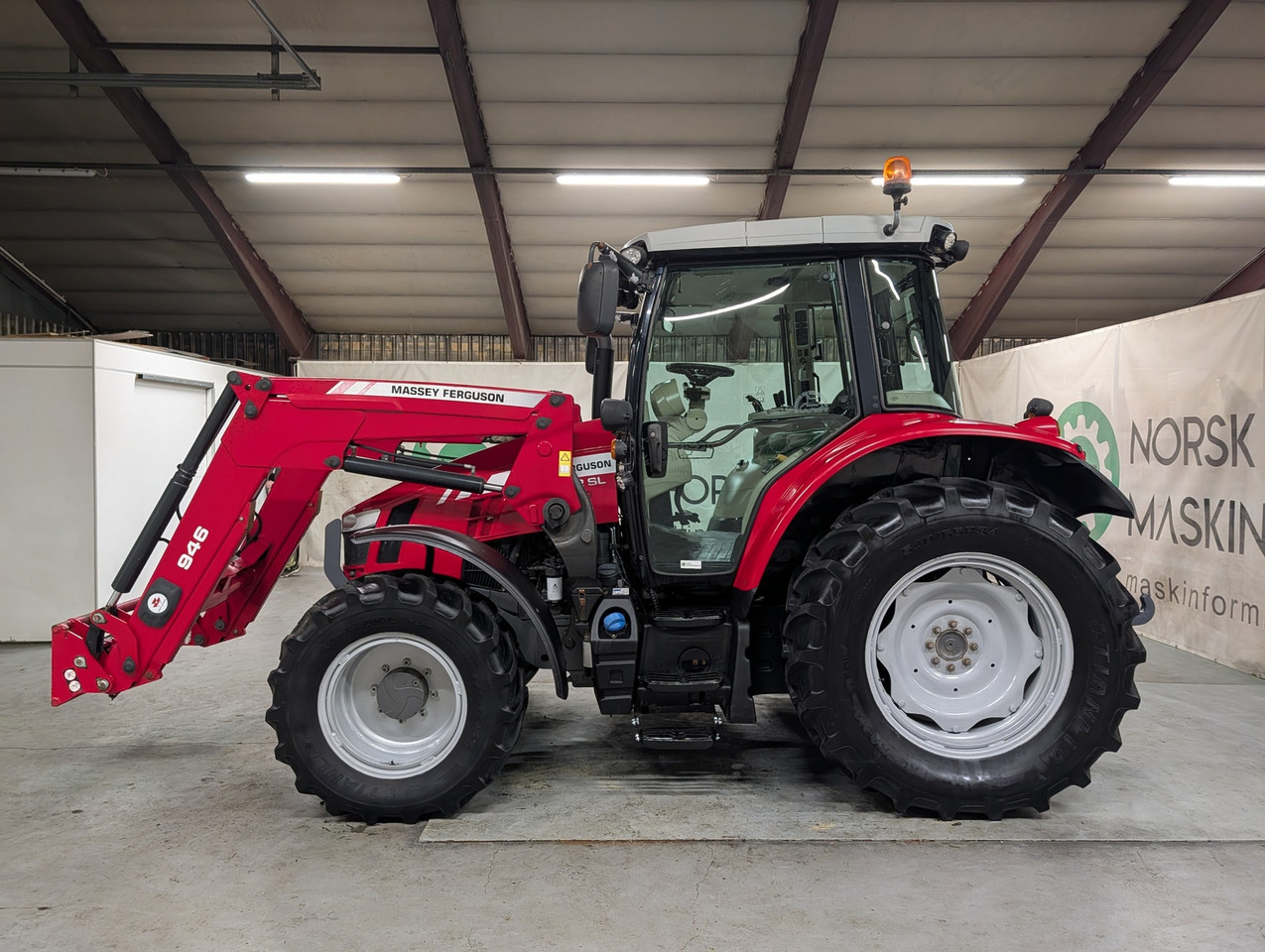 Massey Ferguson 5712SL - 拖拉机:图2 Massey Ferguson 5712SL - 拖拉机:图2