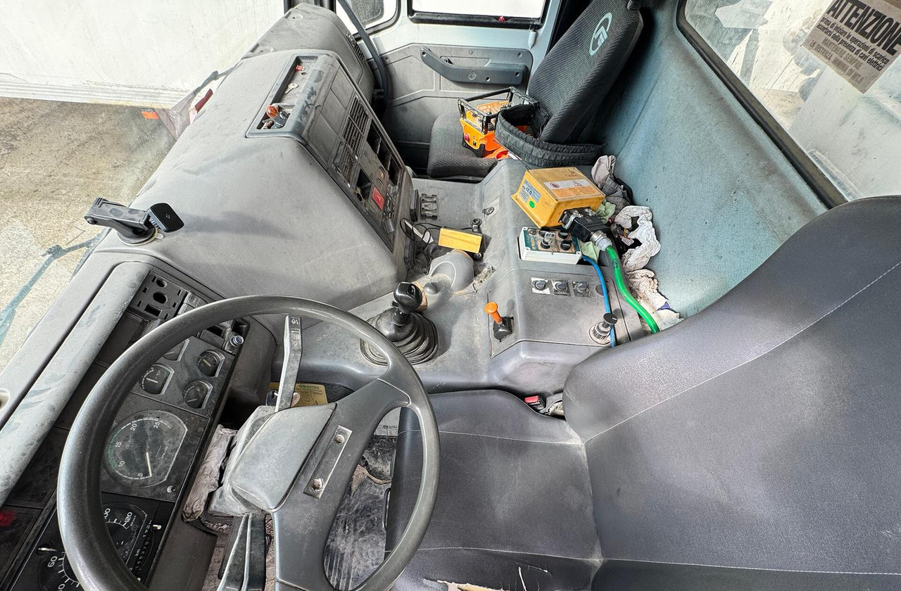 Betonpompa 28MT CIFA ASTRA HD84.38 - 搅拌泵卡车:图4 Betonpompa 28MT CIFA ASTRA HD84.38 - 搅拌泵卡车:图4