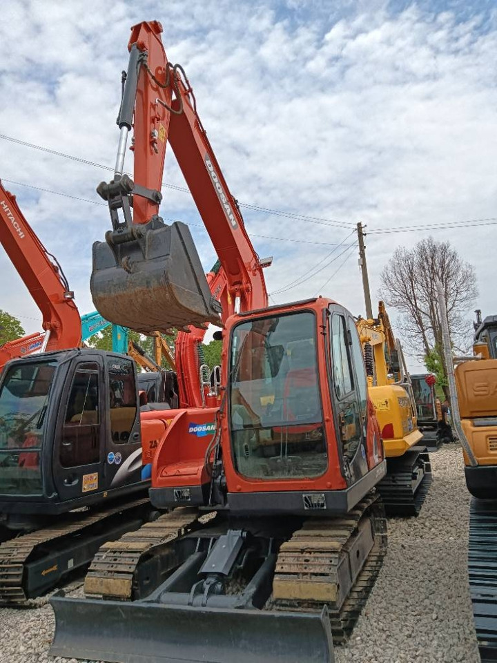 Doosan DX 75 - 履带式挖掘机:图1 Doosan DX 75 - 履带式挖掘机:图1
