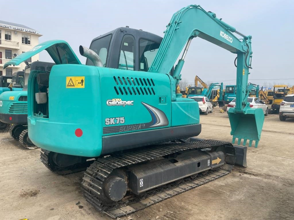 Kobelco SK 75 - 小型挖掘机:图2 Kobelco SK 75 - 小型挖掘机:图2