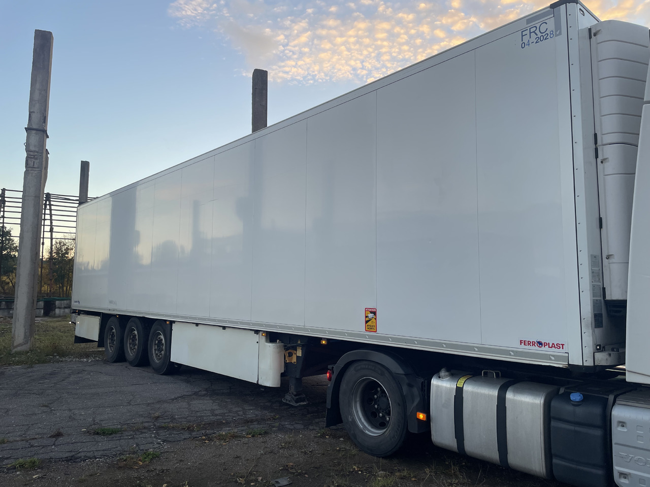 SCHMITZ SKO24 with meat hooks and 2 zone freezer - 冷藏半拖车:图5 SCHMITZ SKO24 with meat hooks and 2 zone freezer - 冷藏半拖车:图5