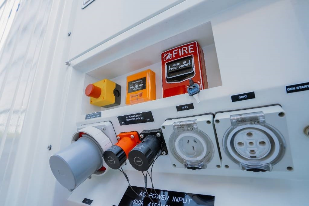 PES400 Hybrid Energy System - 400 kVA - 460.8 kWh - 发电机组:图5 PES400 Hybrid Energy System - 400 kVA - 460.8 kWh - 发电机组:图5