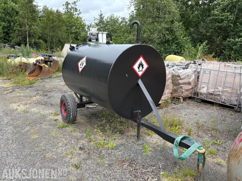 1980 Dieseltank 2500 med pumpe og hjul - 农业机械:图1 1980 Dieseltank 2500 med pumpe og hjul - 农业机械:图1