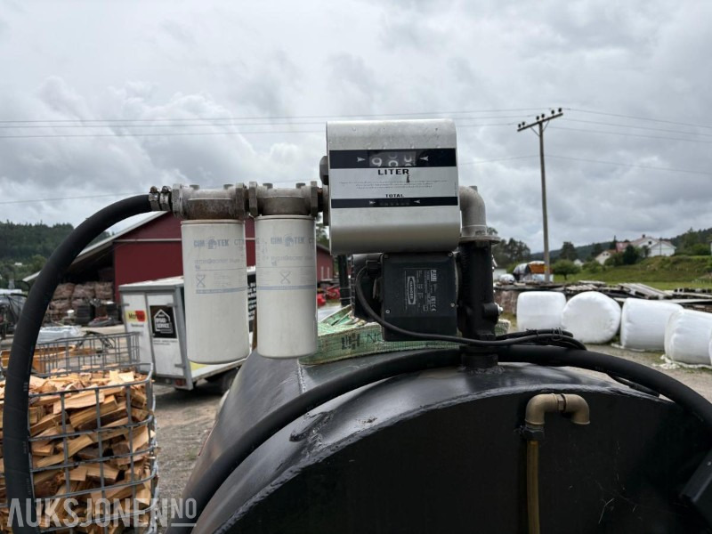 1980 Dieseltank 2500 med pumpe og hjul - 农业机械:图4 1980 Dieseltank 2500 med pumpe og hjul - 农业机械:图4