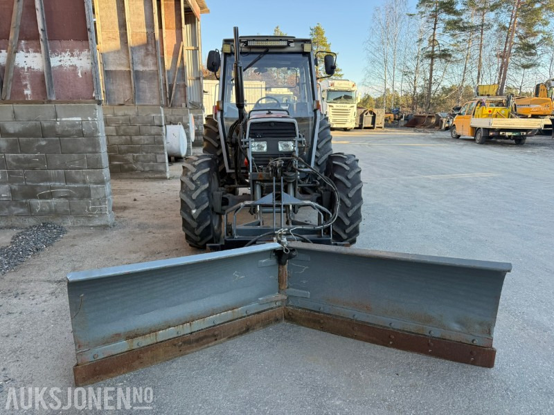 1991 Massey Ferguson 372 4x4 FRONTHYDRAULIKK/SKJÆR - 拖拉机:图3 1991 Massey Ferguson 372 4x4 FRONTHYDRAULIKK/SKJÆR - 拖拉机:图3