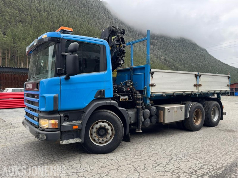 1997 Scania P124 400 kranbil med 3-veis tipp og klype - 起重车:图1 1997 Scania P124 400 kranbil med 3-veis tipp og klype - 起重车:图1