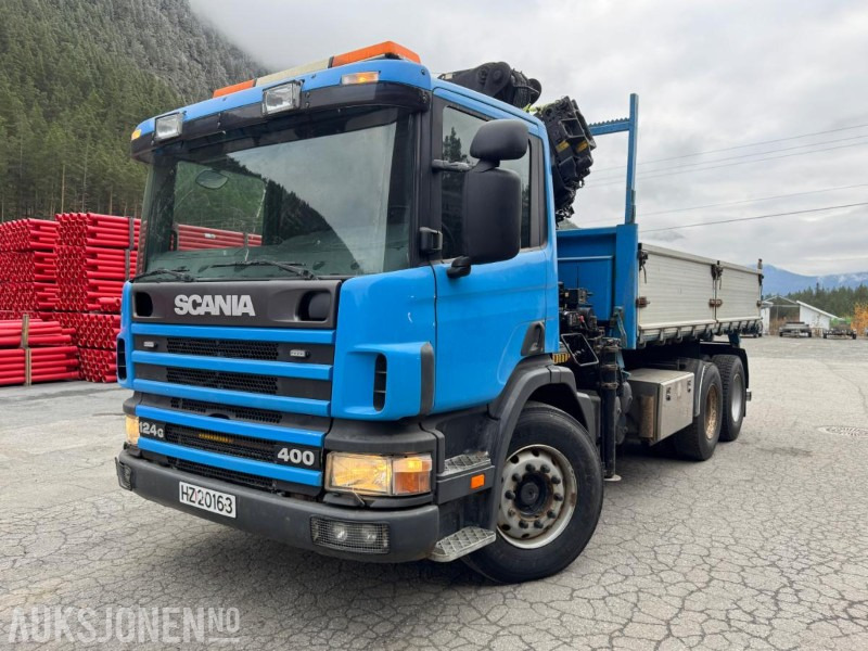 1997 Scania P124 400 kranbil med 3-veis tipp og klype - 起重车:图2 1997 Scania P124 400 kranbil med 3-veis tipp og klype - 起重车:图2