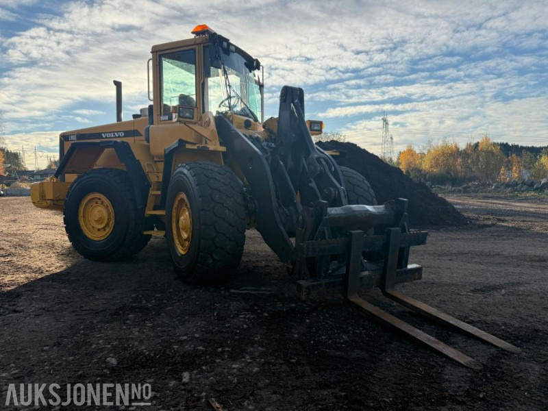2001 Volvo L90D HJULLASTER SERVICEHISTORIKK 3.FUNKSJON PALLEGAFFEL 12716 TIMER. - 轮式装载机:图2 2001 Volvo L90D HJULLASTER SERVICEHISTORIKK 3.FUNKSJON PALLEGAFFEL 12716 TIMER. - 轮式装载机:图2