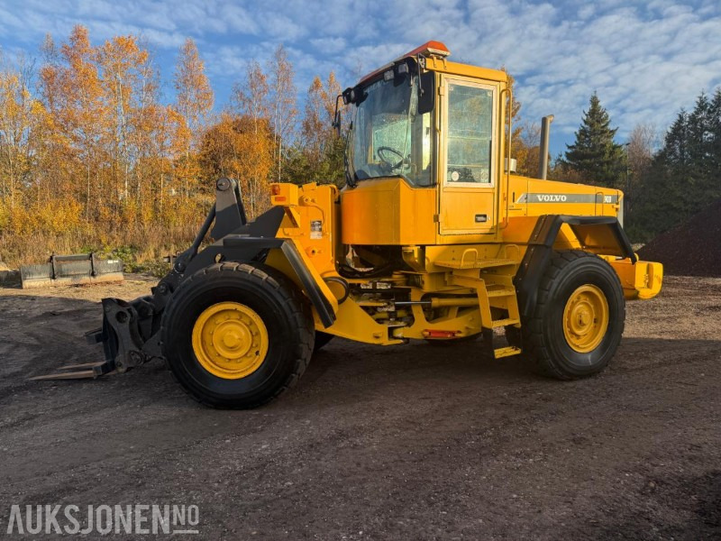 2001 Volvo L90D HJULLASTER SERVICEHISTORIKK 3.FUNKSJON PALLEGAFFEL 12716 TIMER. - 轮式装载机:图1 2001 Volvo L90D HJULLASTER SERVICEHISTORIKK 3.FUNKSJON PALLEGAFFEL 12716 TIMER. - 轮式装载机:图1