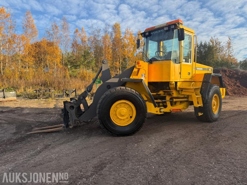 2001 Volvo L90D HJULLASTER SERVICEHISTORIKK 3.FUNKSJON PALLEGAFFEL 12716 TIMER. - 轮式装载机:图3 2001 Volvo L90D HJULLASTER SERVICEHISTORIKK 3.FUNKSJON PALLEGAFFEL 12716 TIMER. - 轮式装载机:图3