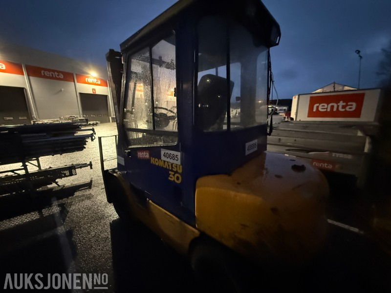 2002 Komatsu FD30T-14 Motvektstruck - 6498T - 材料装卸设备:图3 2002 Komatsu FD30T-14 Motvektstruck - 6498T - 材料装卸设备:图3