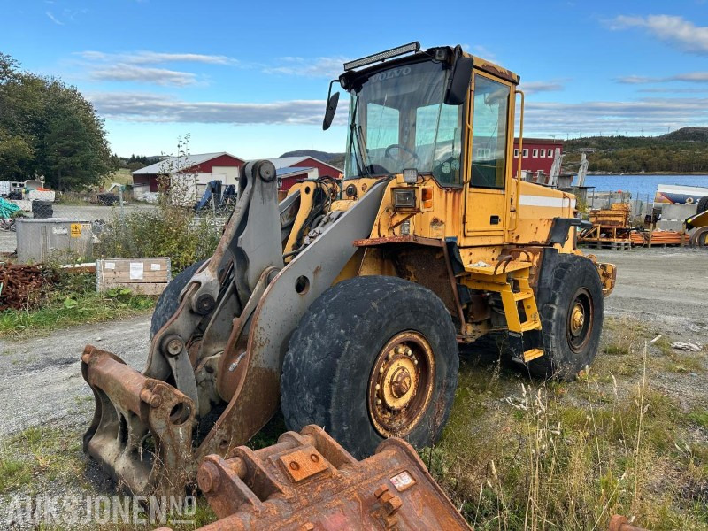 2002 Volvo L90D hjullaster – 17 tonn // Helgummihjul // Sentralsmøring - 轮式装载机:图1 2002 Volvo L90D hjullaster – 17 tonn // Helgummihjul // Sentralsmøring - 轮式装载机:图1