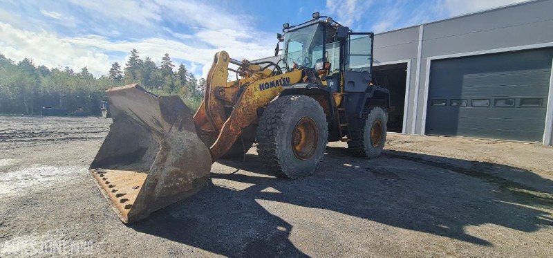 2004 Komatsu WA320, kun 9.000 arbeidstimer! Pallegafler + Skuffe inkludert, 3dje funksjon, SERTIFISERT! - 轮式装载机:图1 2004 Komatsu WA320, kun 9.000 arbeidstimer! Pallegafler + Skuffe inkludert, 3dje funksjon, SERTIFISERT! - 轮式装载机:图1