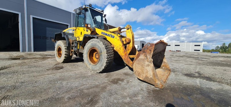2004 Komatsu WA320, kun 9.000 arbeidstimer! Pallegafler + Skuffe inkludert, 3dje funksjon, SERTIFISERT! - 轮式装载机:图4 2004 Komatsu WA320, kun 9.000 arbeidstimer! Pallegafler + Skuffe inkludert, 3dje funksjon, SERTIFISERT! - 轮式装载机:图4
