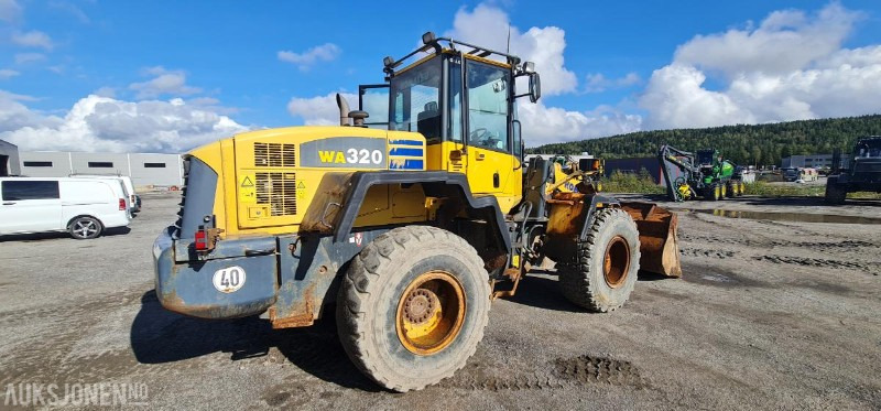 2004 Komatsu WA320, kun 9.000 arbeidstimer! Pallegafler + Skuffe inkludert, 3dje funksjon, SERTIFISERT! - 轮式装载机:图5 2004 Komatsu WA320, kun 9.000 arbeidstimer! Pallegafler + Skuffe inkludert, 3dje funksjon, SERTIFISERT! - 轮式装载机:图5