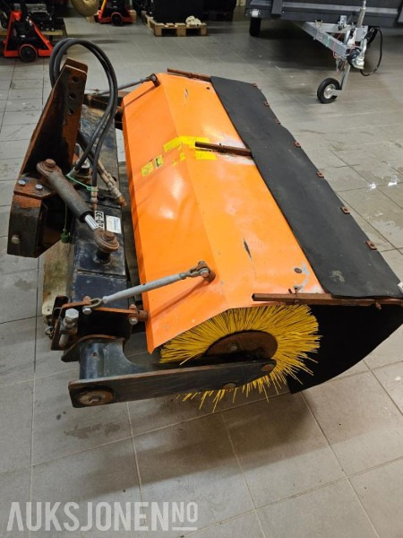 市政/ 专用车辆 2007 Holder C2.42 Minitraktor/Redskapsbærer - V-Plog - Fres - Feiemaskin - Strøer - 3764T:图40 市政/ 专用车辆 2007 Holder C2.42 Minitraktor/Redskapsbærer - V-Plog - Fres - Feiemaskin - Strøer - 3764T:图40