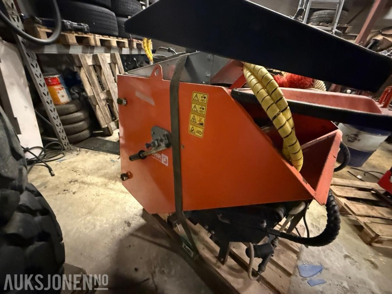 市政/ 专用车辆 2007 Holder C2.42 Minitraktor/Redskapsbærer - V-Plog - Fres - Feiemaskin - Strøer - 3764T:图32 市政/ 专用车辆 2007 Holder C2.42 Minitraktor/Redskapsbærer - V-Plog - Fres - Feiemaskin - Strøer - 3764T:图32