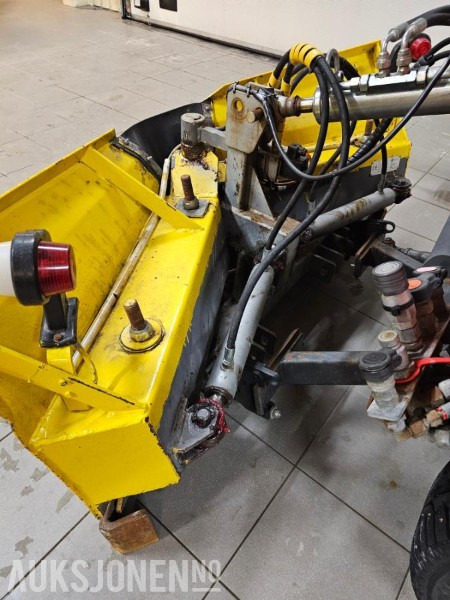 市政/ 专用车辆 2007 Holder C2.42 Minitraktor/Redskapsbærer - V-Plog - Fres - Feiemaskin - Strøer - 3764T:图46 市政/ 专用车辆 2007 Holder C2.42 Minitraktor/Redskapsbærer - V-Plog - Fres - Feiemaskin - Strøer - 3764T:图46