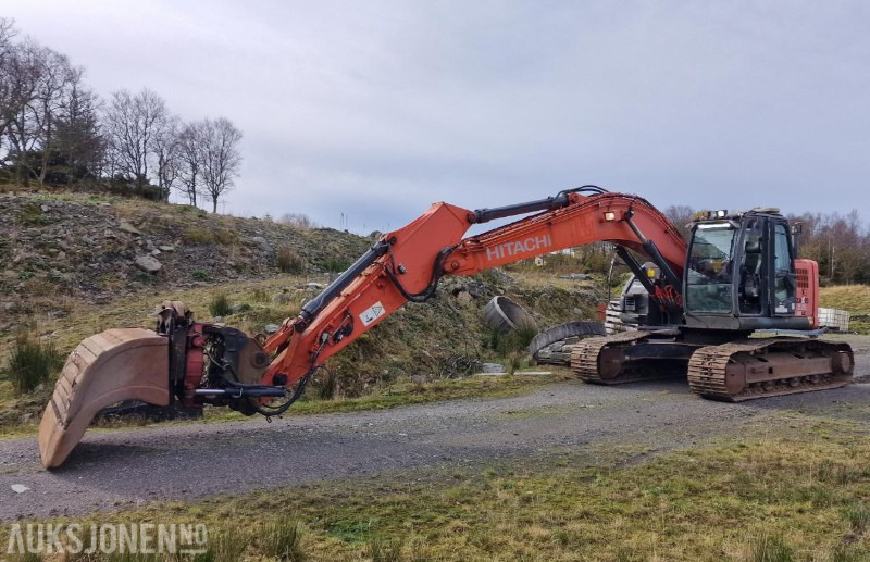 2009 Hitachi ZX225USLC-3 Beltegraver m/GPS/Rototilt med klype/3 skuffer, 12800 timer - 挖掘机:图2 2009 Hitachi ZX225USLC-3 Beltegraver m/GPS/Rototilt med klype/3 skuffer, 12800 timer - 挖掘机:图2
