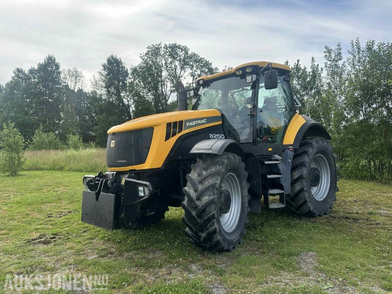 2009 JCB 8250 FASTTRAC - 拖拉机:图1 2009 JCB 8250 FASTTRAC - 拖拉机:图1