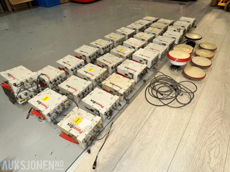 2011 32 stk Leica PowerBox GNSS-mottakere med 8 antenner - 附件 适用于 建筑机械:图1 2011 32 stk Leica PowerBox GNSS-mottakere med 8 antenner - 附件 适用于 建筑机械:图1