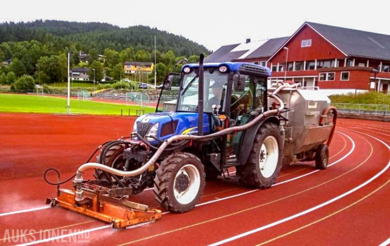 2011 New Holland T4050 - Traktor med spyleutstyr, spesielt laget for rengjøring av dekke på friidrettsbaner / løpebaner - 拖拉机:图1 2011 New Holland T4050 - Traktor med spyleutstyr, spesielt laget for rengjøring av dekke på friidrettsbaner / løpebaner - 拖拉机:图1