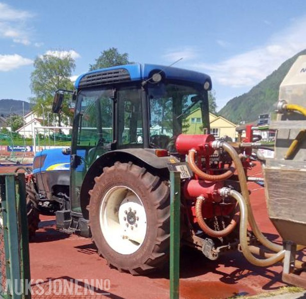 2011 New Holland T4050 - Traktor med spyleutstyr, spesielt laget for rengjøring av dekke på friidrettsbaner / løpebaner - 拖拉机:图4 2011 New Holland T4050 - Traktor med spyleutstyr, spesielt laget for rengjøring av dekke på friidrettsbaner / løpebaner - 拖拉机:图4