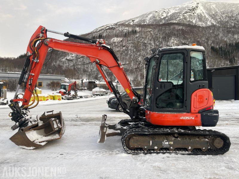 2012 Kubota KX057-4 Gravemaskin med tiltrotator, tre skuffer, kun 4408 timer - 小型挖掘机:图2 2012 Kubota KX057-4 Gravemaskin med tiltrotator, tre skuffer, kun 4408 timer - 小型挖掘机:图2